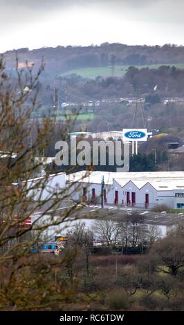 Eine allgemeine Ansicht eines Ford Schild in der Nähe des Ford Motorenwerk in Bridgend, Wales, UK. Das Unternehmen hat einen Umstrukturierungsplan, die die lo sehen konnte angekündigt Stockfoto