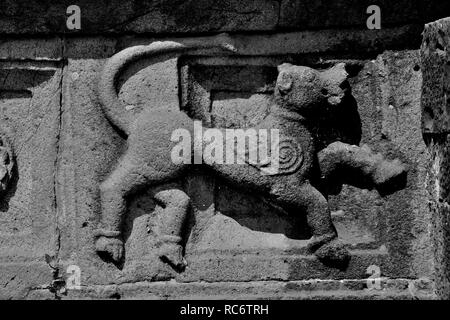 Schnitzarbeiten an der Außenwand von Dakshin Kashi Shiv Mandir. Mahuli Sangam. Satara. Maharashtra, Indien Stockfoto