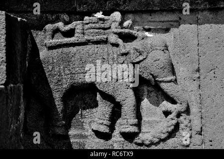 Schnitzarbeiten an der Außenwand von Dakshin Kashi Shiv Mandir. Mahuli Sangam. Satara. Maharashtra, Indien Stockfoto