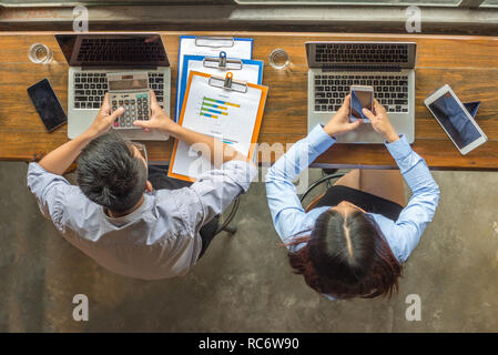 Junge Geschäftsleute arbeiten mit Verkaufsberichte Stockfoto