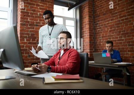 Prüfen von Informationen Stockfoto