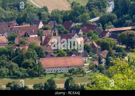 Luftaufnahme zeigt ein Dorf namens Baechlingen in der Nähe von Langenburg in Hohenlohe, einer Gegend im Süden Deutschland im späten Sommer Stockfoto