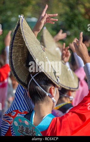 Ausführende auf Awa Odori traditionellen Japanischen Tanz Festival Stockfoto