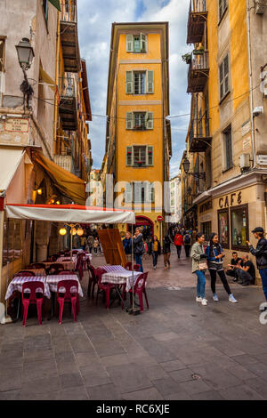 Altstadt von Nizza in Frankreich, engen Apartment Gebäude mit Fensterläden und Straße im historischen Viertel - Vieille Ville Stockfoto