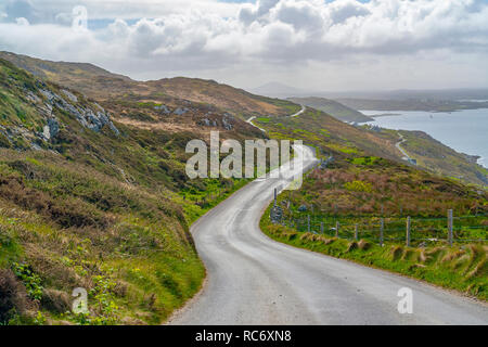 Idyllische Küstenlandschaft rund um Sky Road in Connemara, einer Region im Westen von Irland Stockfoto