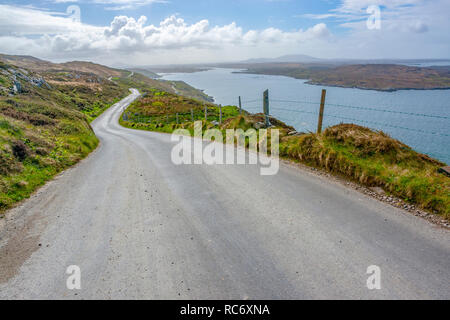 Idyllische Küstenlandschaft rund um Sky Road in Connemara, einer Region im Westen von Irland Stockfoto