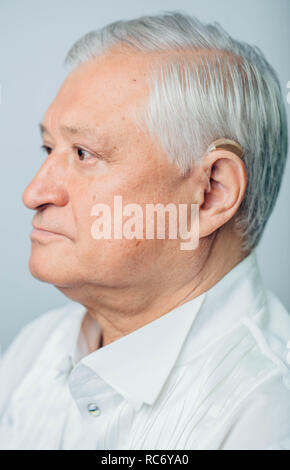 Portrait alter Mann mit Hörgerät im Ohr, Ohr Nahaufnahme Stockfoto