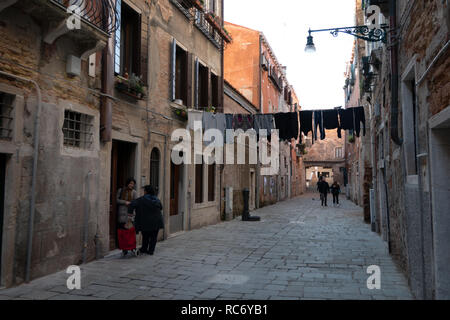 Anzeigen von Corte Nova in Venedig, Italien. Alltag in Venezia, Italia mit italienischen Frauen reden und alte Häuser Stockfoto