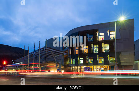 Nacht Blick auf die schottische Parlamentsgebäude in Holyrood in Edinburgh, Schottland, Großbritannien Stockfoto