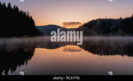 Morgen Sommer am Bergsee Goliam (Big) Beglik in Rhodopen Gebirge, Bulgarien. Stockfoto