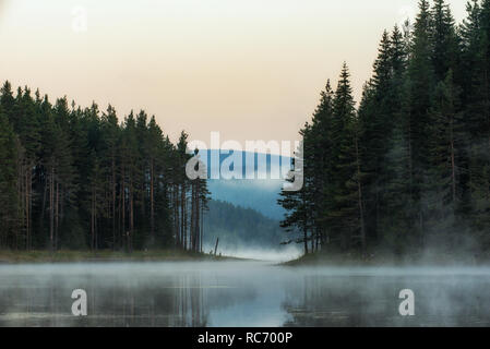 Morgen Sommer am Bergsee Goliam (Big) Beglik in Rhodopen Gebirge, Bulgarien. Stockfoto