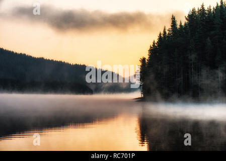 Morgen Sommer am Bergsee Goliam (Big) Beglik in Rhodopen Gebirge, Bulgarien. Stockfoto