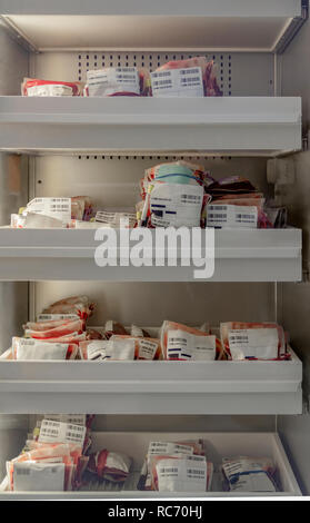 Detail der Blutbank mit verschiedenen Blutgruppen Stockfoto