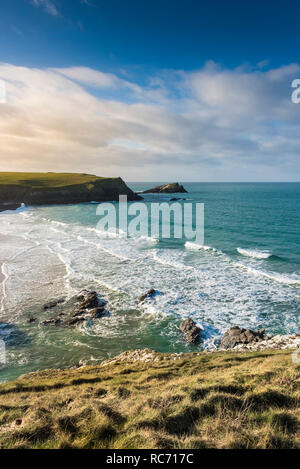 Am späten Nachmittag Sonne über Porth Witz Strand Polly Witz und die kleine felsige Insel, das Küken aus Kelsey Kopf an der Küste von North Cornwall in De Stockfoto