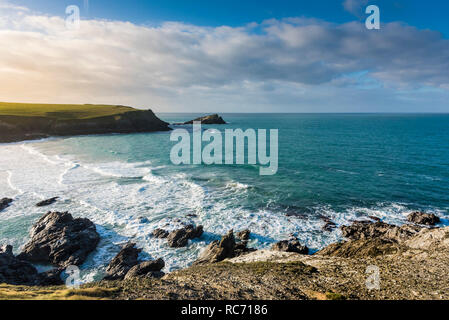 Am späten Nachmittag Sonne über Porth Witz Strand Polly Witz und die kleine felsige Insel, das Küken aus Kelsey Kopf an der Küste von North Cornwall in De Stockfoto