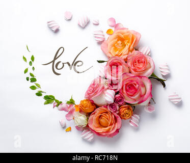 Live Rosen Rahmen. Schöne floral background. Karte Vorlage von Feiertagen oder Hochzeit. Stockfoto