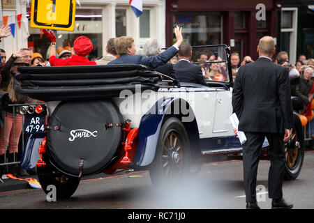 Stationsweg und die wagenstraat, Den Haag, Niederlande. Juni 2013 21. Holland's König Willem-Alexander und Máxima, fingen an, ihre Inauguratio Stockfoto