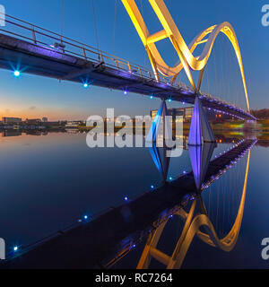 Infinity Brücke bei Dämmerung, Stockton on Tees, Tees Valley, England, Vereinigtes Königreich Stockfoto