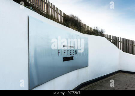 Das Zeichen für Jamie Olivers Restaurant 15 im Watergate in Cornwall. Stockfoto