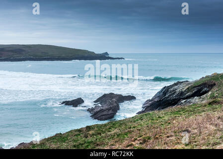 Eingehende Flut auf Crantock Strand an der Küste von North Cornwall. Stockfoto