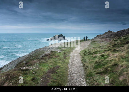 Zwei Leute auf einem Fußweg auf Pentire Punkt östlich an der Küste von Newquay Cornwall. Stockfoto