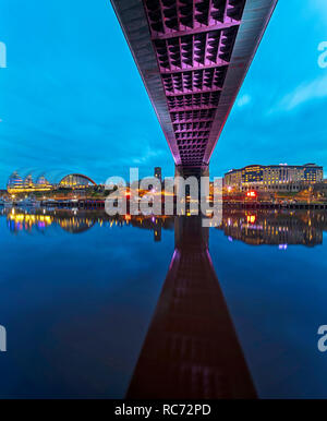 Gateshead Quays in der Dämmerung, Gateshead, Tyne and Wear, England, Vereinigtes Königreich Stockfoto