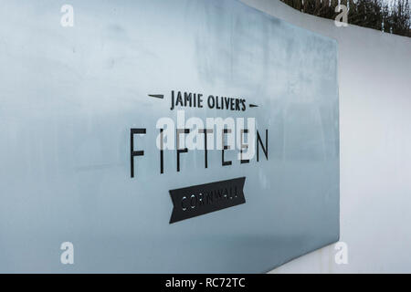 Ein Zeichen für Jamie Olivers Restaurant 15 im Watergate in Cornwall. Stockfoto