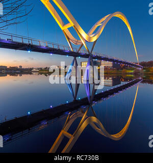 Infinity Brücke bei Dämmerung, Stockton on Tees, Tees Valley, England, Vereinigtes Königreich Stockfoto