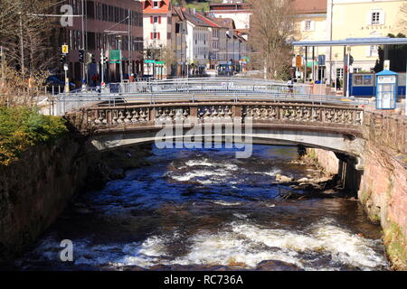 Blick auf den Fluss Enz in der Nähe von Bad Wildbad im Schwarzwald Stockfoto