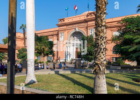 Blick auf den beeindruckenden Eingang des berühmten Museum ägyptischer Altertümer (Museum Kairo), einem führenden Attraktion in Kairo, Ägypten, an einem sonnigen Tag Stockfoto