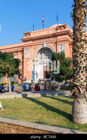 Blick auf den beeindruckenden Eingang des berühmten Museum ägyptischer Altertümer (Museum Kairo), einem führenden Attraktion in Kairo, Ägypten, an einem sonnigen Tag Stockfoto