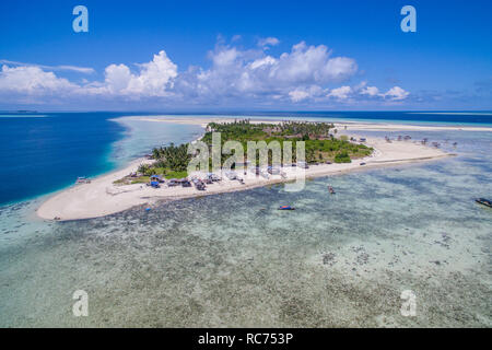 Luftaufnahme von Maiga Insel Panorama, schöne blaue Lagune und Korallenriff. Stockfoto