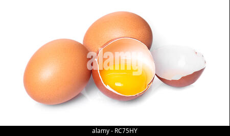 Gebrochen und ganzes Huhn Eier auf weißem Hintergrund isoliert Stockfoto