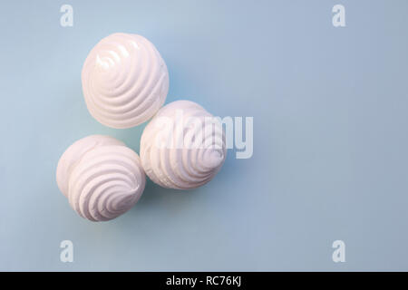 White Marshmallows auf blauem Hintergrund. Flach mit Kopie Raum Stockfoto