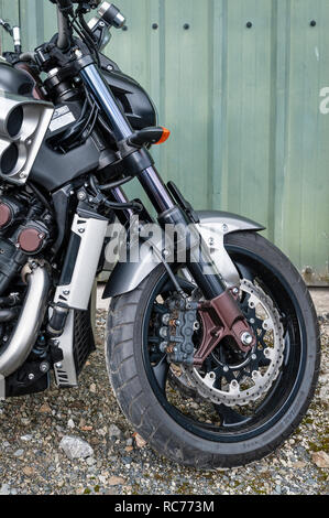 UK. Yamaha Vmax Motorrad, mit einem 4-Zylinder luftgekühlt 1679-cm³-V4-Motor. Vorderrad, Gabel und Stoßdämpfer, Nahaufnahme Stockfoto