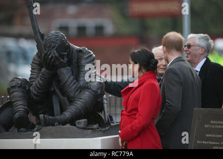 Der Herzog und die Herzogin von Sussex besuchen während eines Besuchs in Birkenhead eine neue Skulptur auf dem Hamilton Square, um den 100. Todestag des Kriegsdichter Wilfred Owen zu begehen. Stockfoto