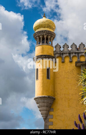 Im arabischen Stil Turm auf der einen Seite des Palacio da Pena Stockfoto