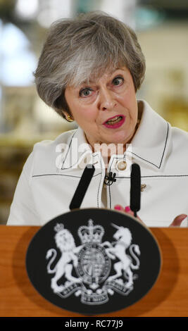 Alternative Erntegut: Premierminister Theresa kann eine Rede bei einem Besuch der Portmeirion Töpferei in Stoke-on-Trent. Stockfoto