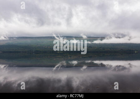 Loch Fyne liegt wie ein Spiegel in den Highlands von Schottland, Großbritannien. Stockfoto