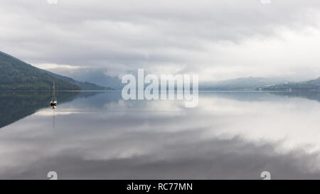Loch Fyne liegt wie ein Spiegel in den Highlands von Schottland, Großbritannien. Stockfoto