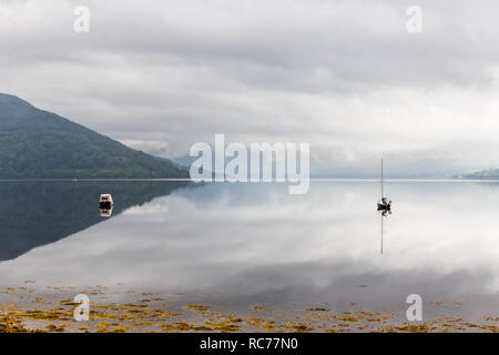 Loch Fyne liegt wie ein Spiegel in den Highlands von Schottland, Großbritannien. Stockfoto
