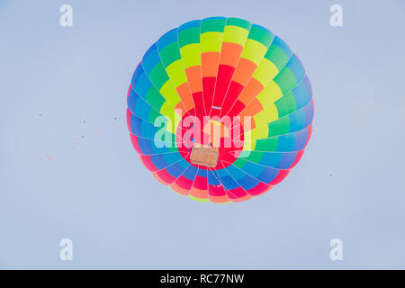 Bunten Heißluftballon auf der Luft Stockfoto