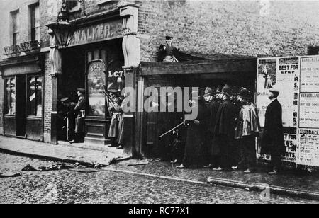 Schlacht von Sidney Street, Churchill in Hut mit Sekretär Eddie Marsh, beobachten, wie der Scots Guards Feuer mit zwei Bewaffnete Einbrecher zurück. .3 Jan 1911 Stockfoto