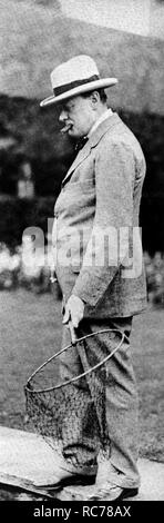 Winston Churchill mit Netz an seinem Goldfischteich in Chartwell 1922 Stockfoto