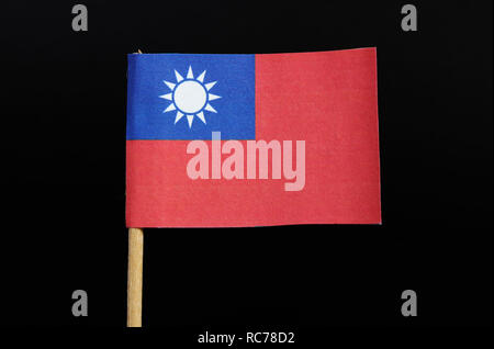 Eine nationale Flagge von Taiwan auf Zahnstocher auf schwarzem Hintergrund. Ein rotes Feld mit einem marine blau Kanton mit einer weißen Sonne mit 12 dreieckige Strahlen. Stockfoto