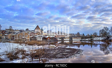 Alte historische Porvoo, Finnland mit Holzhäuser und mittelalterliche Stein und Ziegel Porvoo Cathedral an der blauen Stunde Sonnenaufgang. Stockfoto