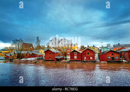 Alte historische Porvoo, Finnland mit Holzhäuser und mittelalterliche Stein und Ziegel Porvoo Cathedral an der blauen Stunde Sonnenaufgang. Stockfoto