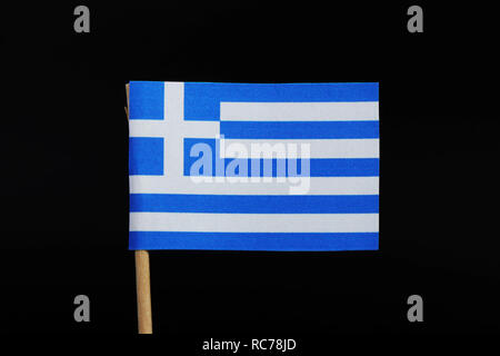 Eine offizielle und die nationale Flagge Griechenland auf Zahnstocher auf schwarzem Hintergrund. Neun horizontalen Streifen in Blau und Weiß ein weißes Kreuz auf blauem Quadrat Stockfoto