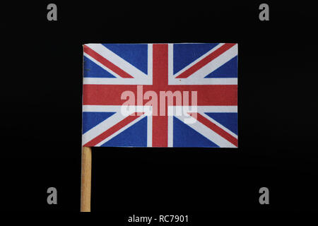 Ein einzigartiges und sehr leistungsfähigen Flagge von Großbritannien auf Zahnstocher auf schwarzem Hintergrund. Abwechselnd Rot, Weiß und Blau. Stockfoto