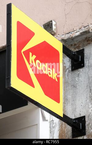 Voiron, Frankreich - 22. Oktober 2018: Kodak Logo auf eine Wand. Kodak ist eine US-amerikanische Technologie Unternehmen produziert, dass die Kamera - verwandte Produkte Stockfoto